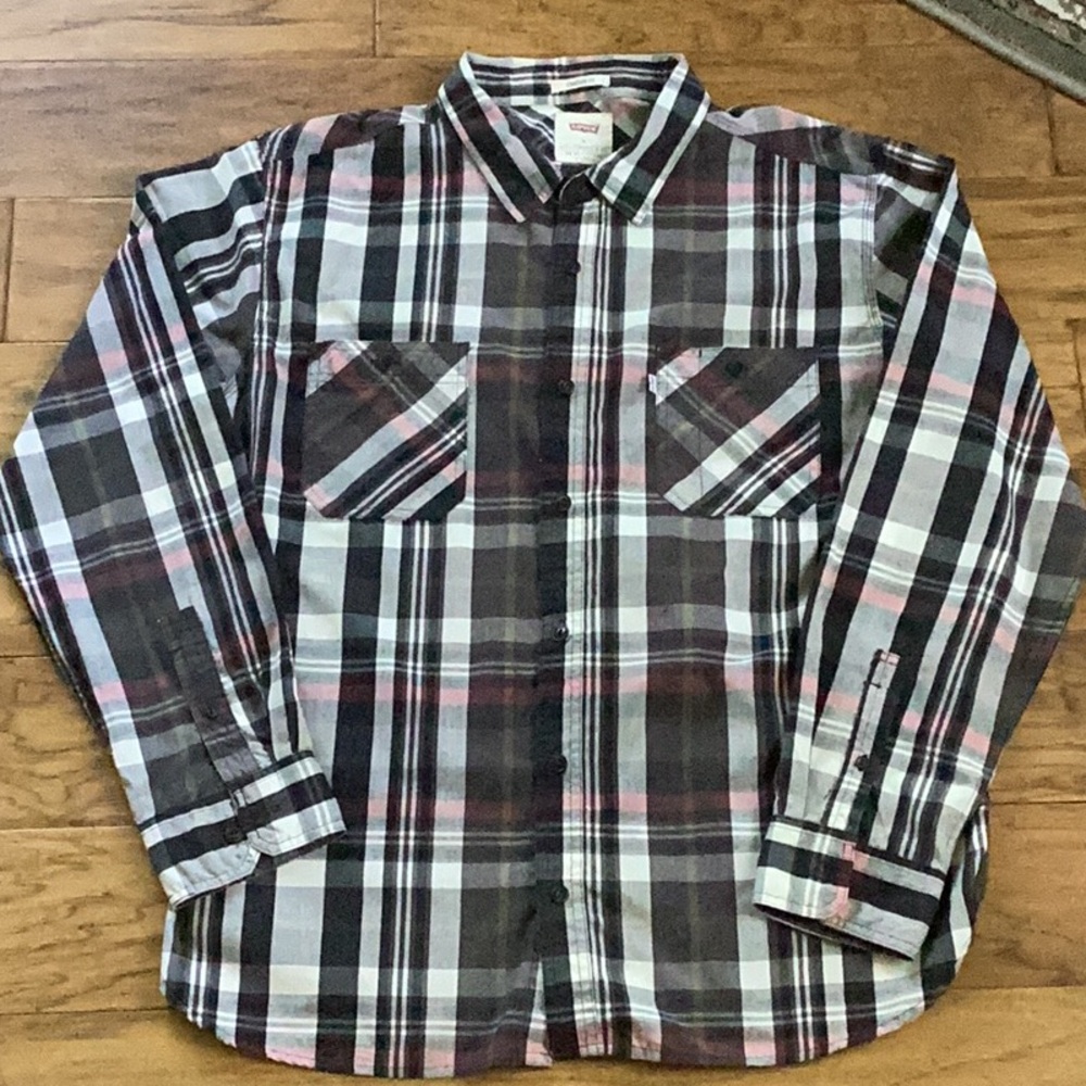 Levi’s Standard Fit Men’s size XL Black Plaid button down long sleeve shirt